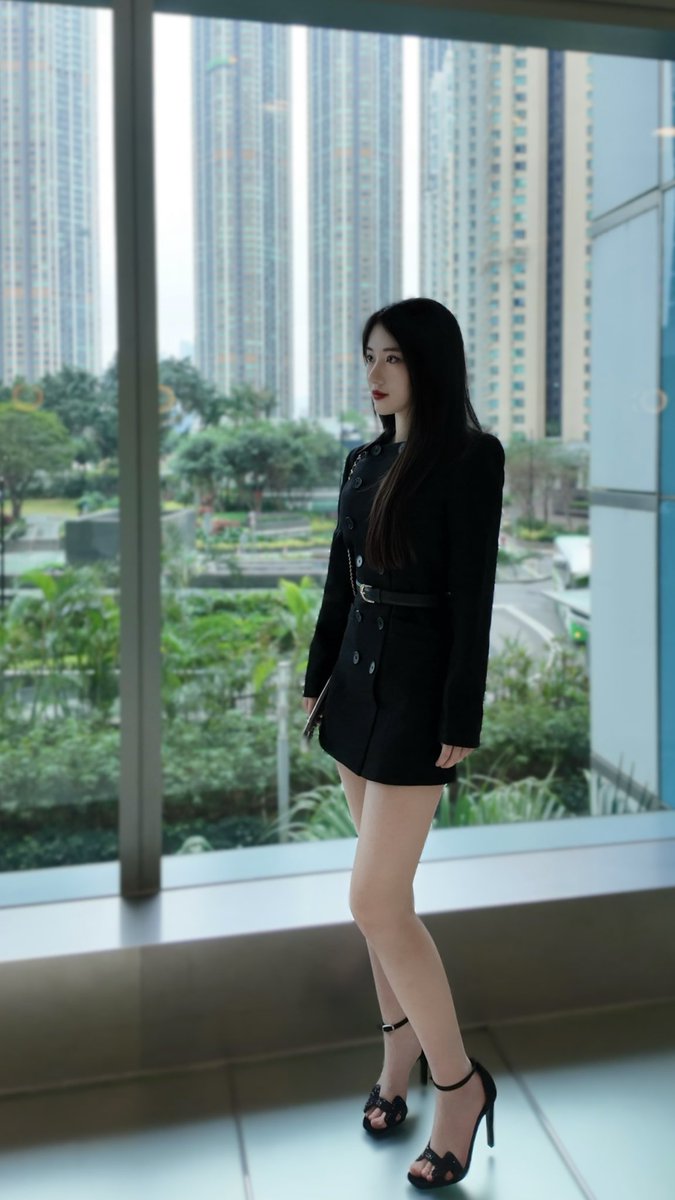 不确定是不是掌握了推特的流量密码，再发一张验证一下。

看起来像是去纳斯达克敲钟，实际是居家办公一日五会的节奏。
