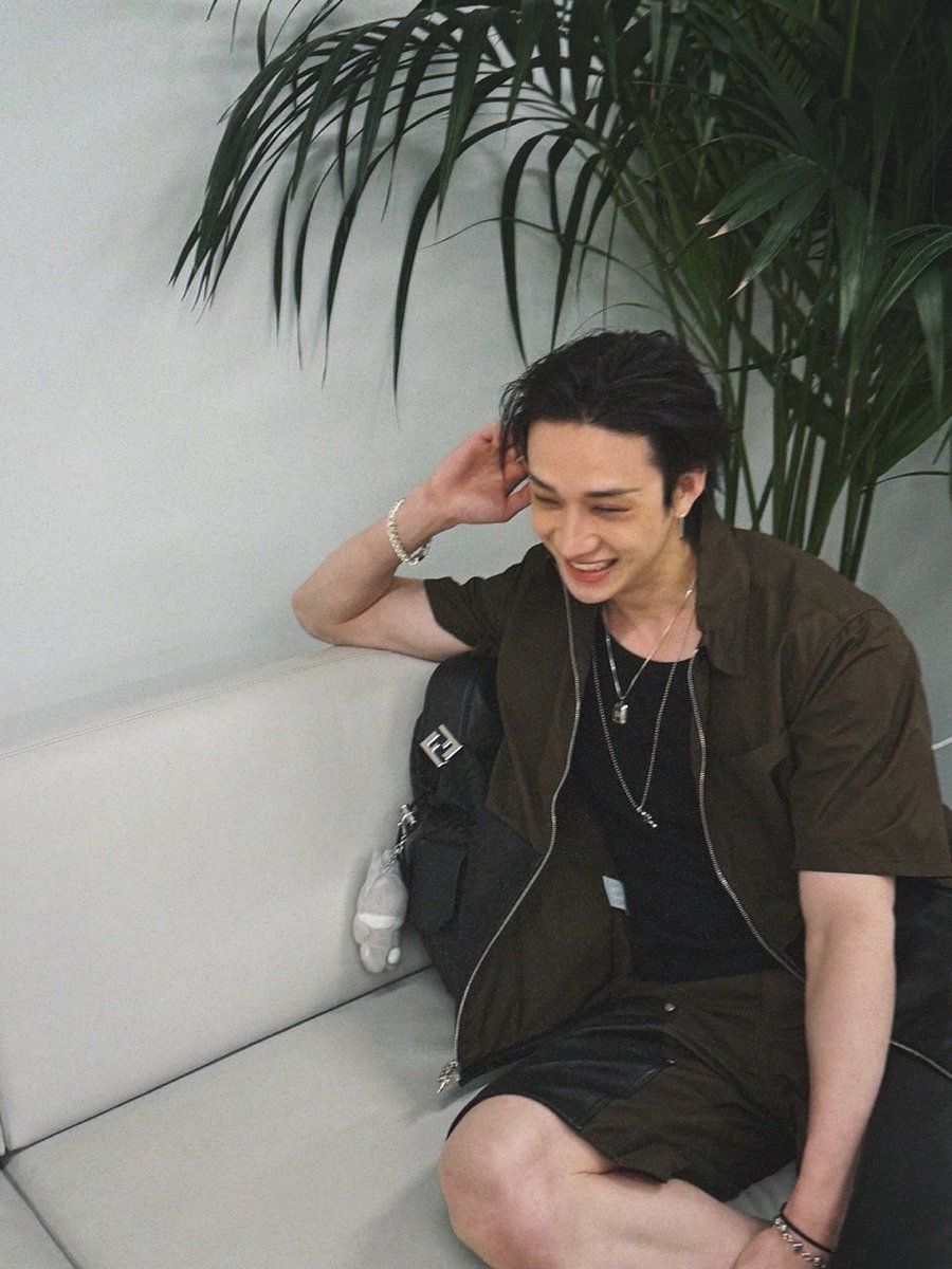 chriutopher's tweet image. just chillin’ on the sofa beside a 🪴

#ChrisGallery