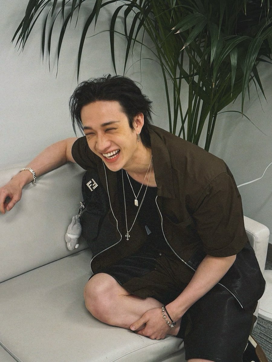 chriutopher's tweet image. just chillin’ on the sofa beside a 🪴

#ChrisGallery