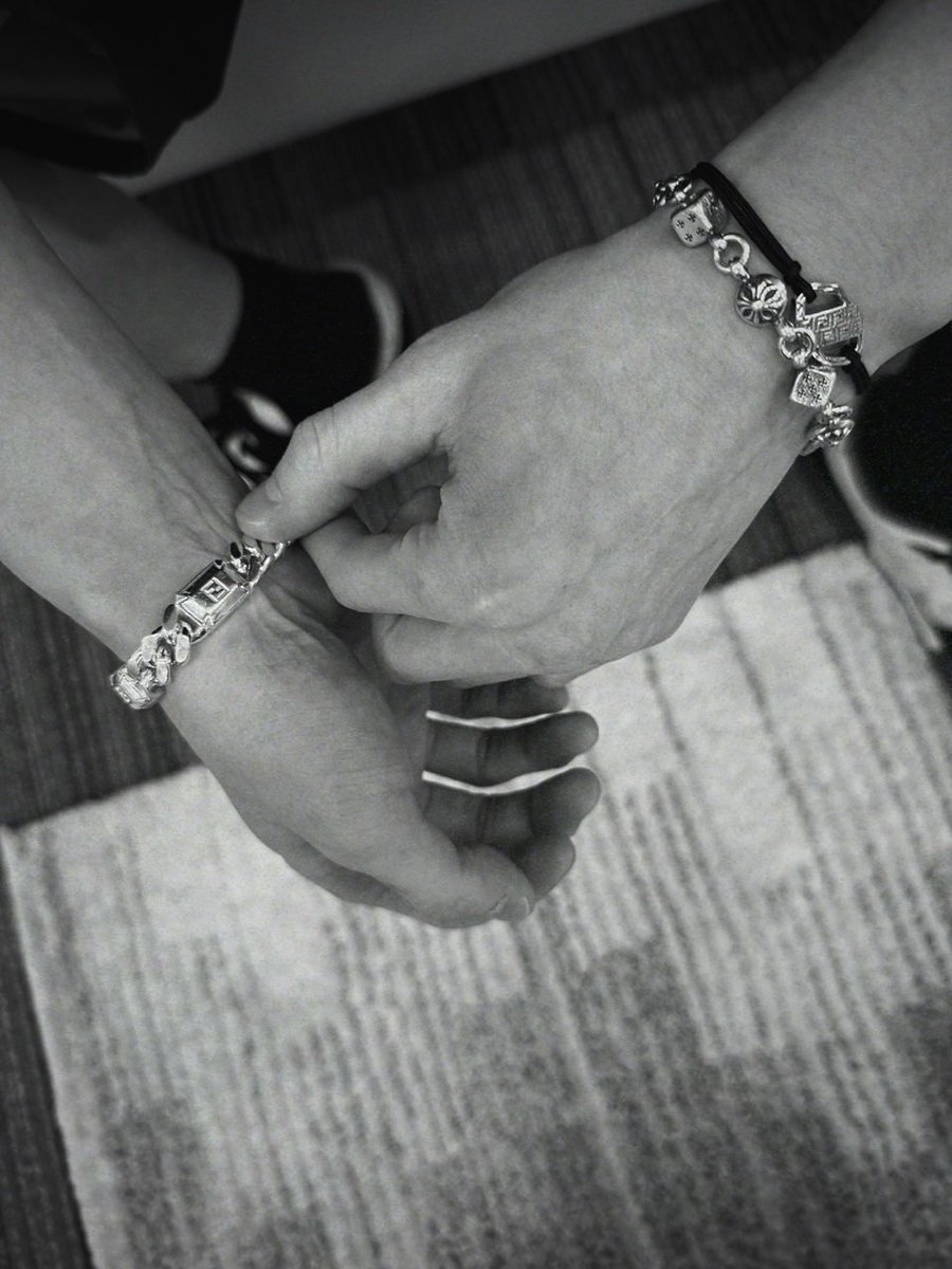 chriutopher's tweet image. just chillin’ on the sofa beside a 🪴

#ChrisGallery