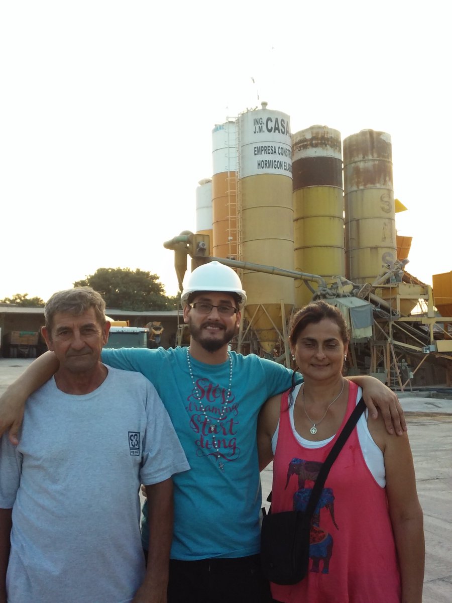 ZAINOENRG's tweet photo. @Inforbanodiario Mi papá tampoco pudo estar en mi recibida. Pero apenas me dieron la nota me fui corriendo hasta su trabajo para mostrarle ¡¡QUE LO HABIAMOS LOGRADO!! Abuelos campesinos-Papá obrero, Mamá Ama de Casa- Yo Arquitecto.
#UBA #FADU #UNIVERSIDAD #PUBLICAYGRATUITA https://t.co/PVg406uJLJ