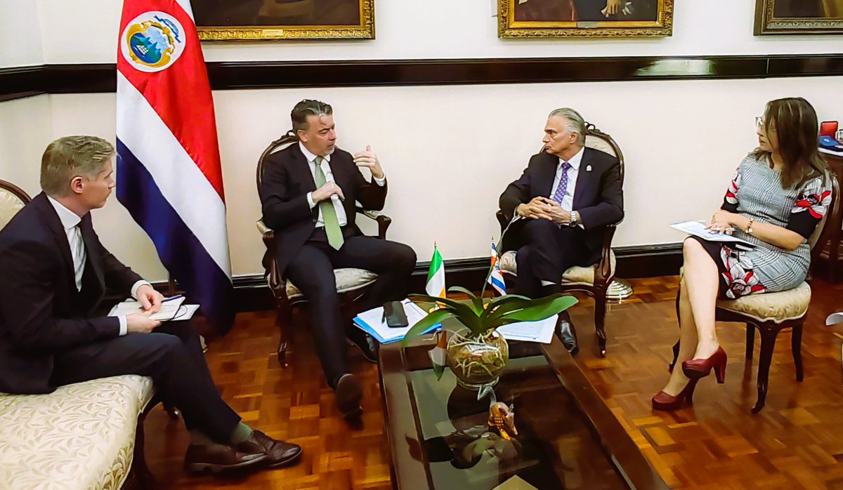 <a href="/IEAmbMexico/">Ruairí de Búrca</a> tuvo una productiva reunión con el Canciller de #CostaRica, <a href="/arnoldoandre/">Arnoldo Andre Tinoco</a>. La conversación se basó en la exitosa visita del Canciller André a Irlanda en septiembre y se centró en las maneras de profundizar y avanzar nuestra cooperación bilateral 🇮🇪🤝🇨🇷