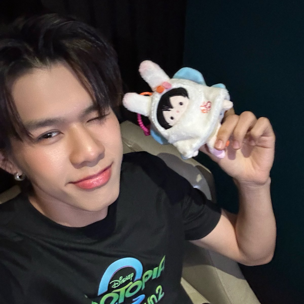 TuiChayatorn's tweet image. ขอบคุณทุกคนมากเลยนะคับบบ จิงๆคือตื่นเต้นมากคับตอนอยู่ข้างหลัง ทำอะไรไม่ถูกเลย555 แต่ทุกคนน่ารักมากเบยครับ ถ้าวันนี้ผิดพลาดตรงไหนขอโทษทุกคนไว้ด้วยนะคับ แต่สนุกมากๆเลยคับวันนี้ ครั้งแรกเลยครับที่ได้มาเปนพิธีกร ขอบคุณพี่มิ้นและพี่ๆทุกคนนะคับที่ให้โอกาสนึกถึงผม 🥹💖…