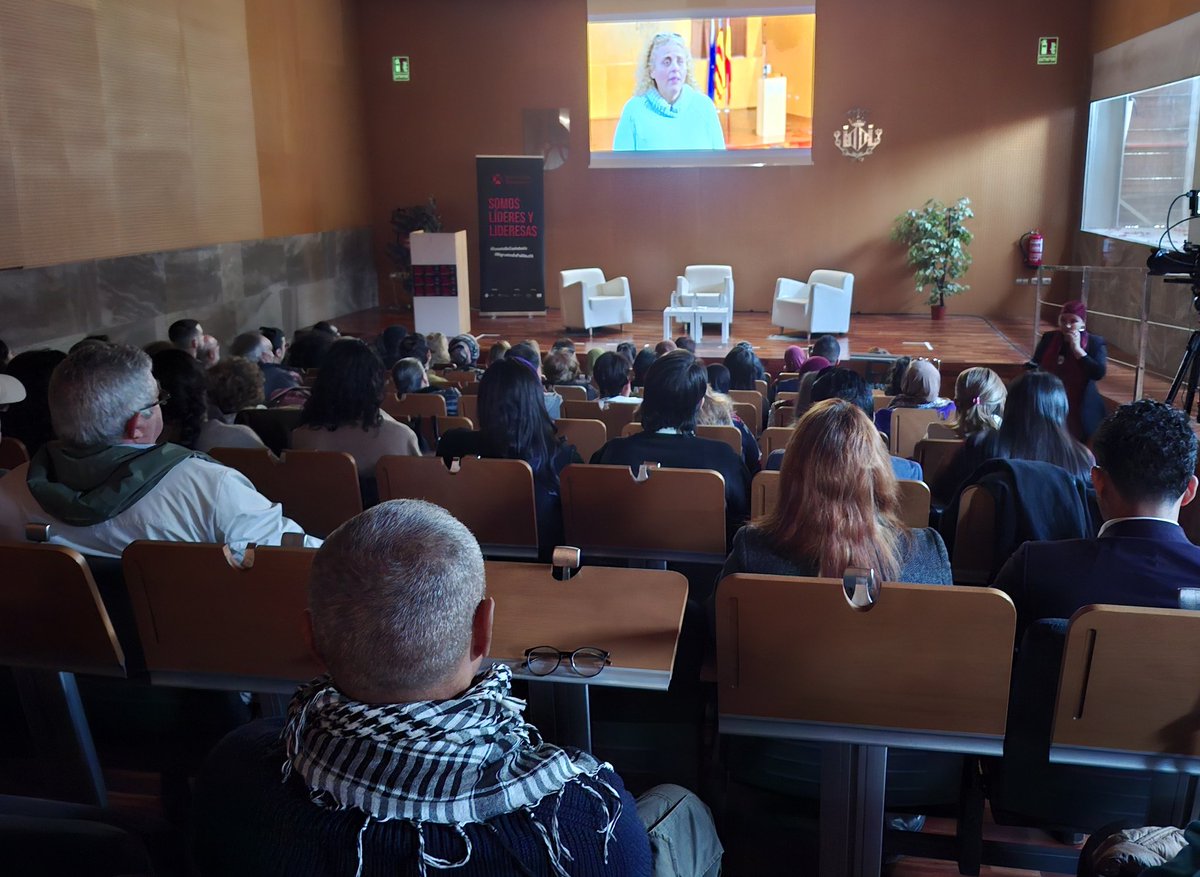 samecomins's tweet image. Que emocionante este arranque del acto de clausura de la #EscuelaDeCiudadanía.
Después de 6 años vemos el primer documental de la trayectoria de esta escuela tan necesaria. 
¡Empieza el debate: "El dilema de las migraciones para los partidos políticos"!