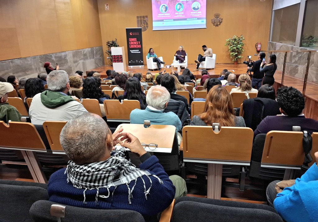 samecomins's tweet image. Que emocionante este arranque del acto de clausura de la #EscuelaDeCiudadanía.
Después de 6 años vemos el primer documental de la trayectoria de esta escuela tan necesaria. 
¡Empieza el debate: "El dilema de las migraciones para los partidos políticos"!