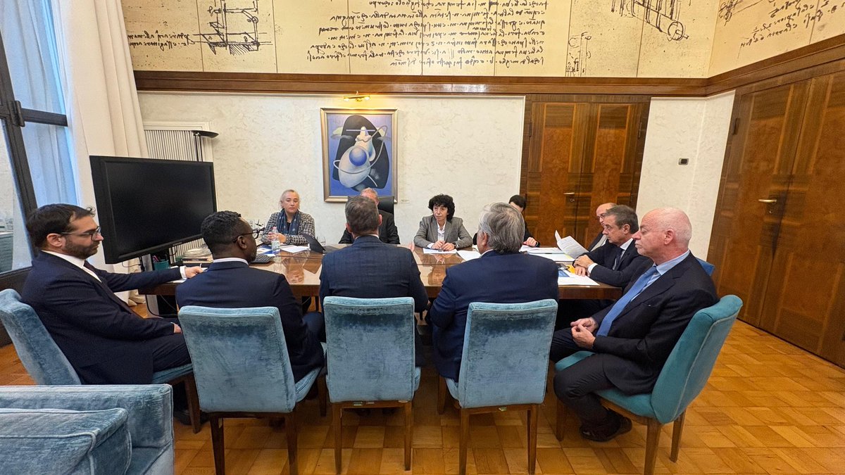 mimit_gov's tweet photo. Il ministro @adolfo_urso ha ricevuto al #Mimit una delegazione di @eni e dell’azienda emiratina Khazna Data Centers. Al centro dell’incontro i progetti di sviluppo congiunti in Italia, con focus sulla realizzazione dell’AI #DataCenter Campus a Ferrera Erbognone, in Lombardia. https://t.co/gIOtAFLLzQ