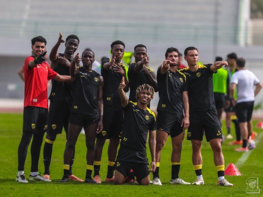 في #الاتحاد..

• اكتفى كونسيساو مدرب الفريق اليوم بتدريبات صباحية مكثفة والمجهود الكبير الذي بذله اللاعبين أمس في التدريبات اضافة للودية..