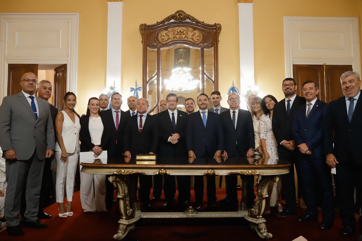 mermestres's tweet photo. ¡Felicitaciones flamante gobernador de Corrientes @JPValdesok! 👏🏼

Deseo que junto a tu equipo sepan llevar con responsabilidad y humildad los destinos de nuestra provincia para hacerla crecer aún más y que todos/as vivamos mejor.
 ¡Tenemos futuro! 🚀 https://t.co/fUmXLKJTu0