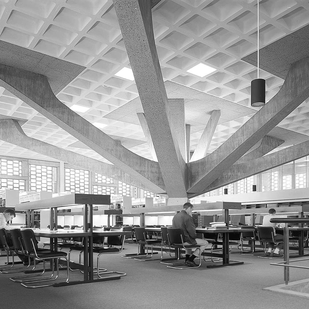 NaoCasanova's tweet photo. Uno de los 2 paraguas de hormigón que sostienen la cubierta de la BIBLIOTECA ALCUIN de la Universidad de St. John, en Collegeville, Minnesota.
Obra de Marcel Breuer.

Foto de Hendrich-Blessing en 1964.
(Menos mal que las cubiertas no pesan mucho y no están muy solicitadas.) https://t.co/4d39zF7BXH