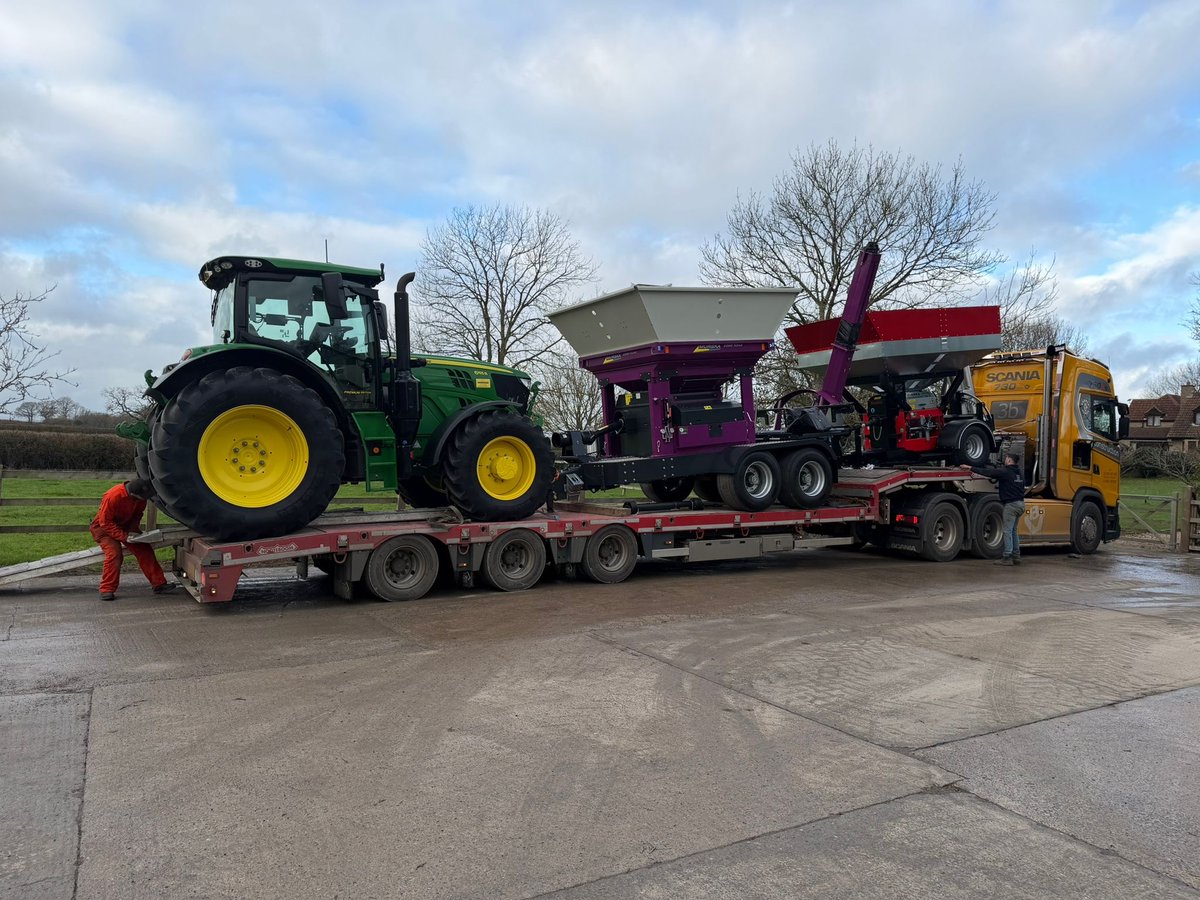 The lead up to Xmas is a busy time for all and we are no exception. Lots of you getting ahead of the game with early additive orders and the machinery is flying out the door too.

Today we loaded a trailed Rivakka G7 and Murska 2000 and sent them off to their new homes.