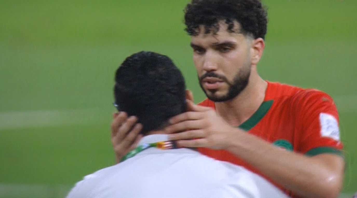من أجل هذه اللقطات نعشق كرة القدم. وليد أزارو لم يهتم بالاحتفال بعد تأهل منتخب بلاده المغرب وتوجه إلى لاعبي سوريا لمواساتهم بعد الخسارة 