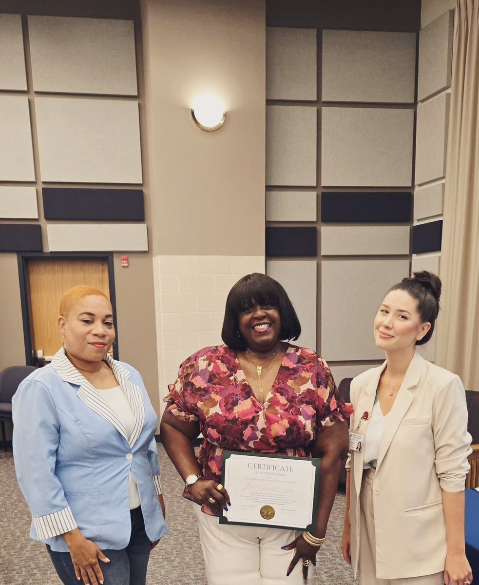 PhoenixCIL's tweet photo. 4/5 🎤 Educational Workshops  
We hosted a variety of partners in education who brought knowledge + inspiration to the table. 📚 From finance wizards to non-profit mentors, each talk left our students buzzing w/ ideas + motivation. Who knew learning could be this exciting? 🤩 https://t.co/8n9qK4SPgM