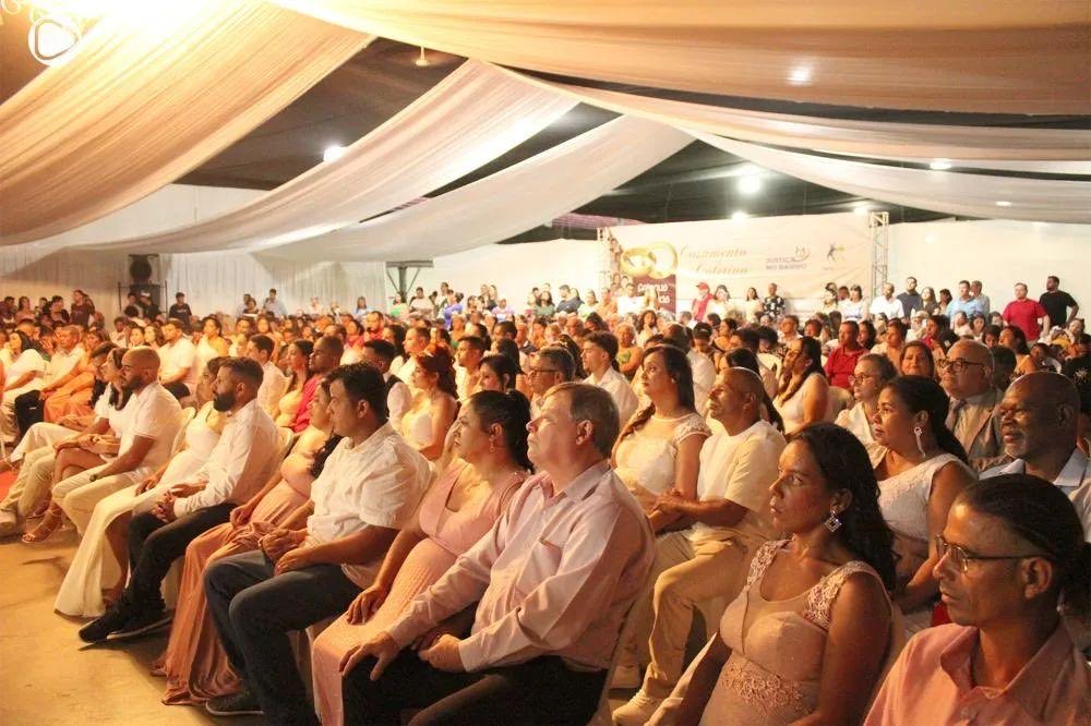 Programa Justiça no Bairro celebra casamento de 59 casais em Cambará. O programa é uma iniciativa de responsabilidade social do Poder Judiciário que oferece atendimento jurídico gratuito.