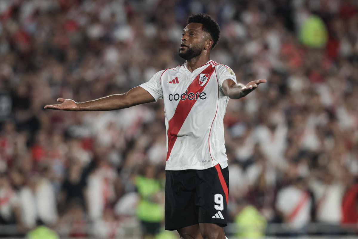 Dos años enteros bancandote sin que le hagas un gol a nadie, te arrastres como una morsa y saques campeón a nuestro clásico para que termines declarando que jugarías en boca pasandote por los huevos a la gente de River.

Miguel Angel Borja, sos un sorete, una basura y mala gente.