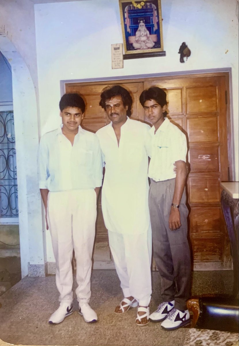 rajini_mano's tweet photo. எனக்கு நினைவு தெரிந்த நாட்களில் இருந்து நான் ரஜினி ரசிகன். 

என் வாழ்க்கையின் பல தருணங்களை ஞாபகம் வைத்துக்கொள்ள, அந்த சமயத்தில் வந்த ரஜினி படங்கள்தான் காரணம். ஒவ்வொரு ரஜினி படத்தையும் முதல்நாள் பார்த்த அனுபவமும், அன்று நான் அணிந்திருந்த உடையும் இன்றும் ஞாபகம் இருக்கிறது. 

என் வாழ்க்கையில் மிக அதிக , மிக நீண்ட காலம் மிக சந்தோசமான அனுபவங்களை கொடுத்த மனிதர்களில் ரஜினிகாந்த் பிரதானமாக வருவார் . 
சூப்பர் ஸ்டார் , ஸ்டைல் மன்னன், தலைவர் என எப்படி அழைத்தாலும், “ரஜினிகாந்த் “ என்று உச்சரிக்கும் போது வரும் ஒரு கெத்தும் , நெருக்கமும் வேறு எந்த அடைமொழிக்கும் இல்லை. 

70s, 80s Kidsகளுக்கு மட்டுமே தெரியும் , “ரஜினிகாந்த்” என்கிற வார்த்தைக்கு ஈடாக உலக சினிமாவில் பெயரே இல்லை என்பது. 

யார் வேண்டுமானாலும் சூப்பர்ஸ்டார், தலைவர் என தங்களை கூறிக்கொள்லலாம். ஆனால் ரஜினிகாந்த் என்கிற வார்த்தை இல்லையென்றால், இரண்டு அடைமொழியும் டம்மி. 

எனக்கு மிகப்பிடித்த ரஜினி, 80களின் ரஜினிதான். ஆனால் உலகத்திலேயே புரியாத விசயம் என்னவென்றால், எப்படி 80ல் என்னை ரஜினிகாந்த் ஆக்கிரமித்திருந்தாரோ, அதே போல் எப்படி இன்றும் ஆக்கிரமித்திருக்கிறார் என்பது ? 

ரஜினி விசயத்தில் மட்டுமே நான் இன்னும் 10 வயது சிறுவனாகவே இருக்கிறேன். நான் என் சிறுவன் வாழ்க்கையை, இளைஞன் வாழ்க்கையை வாழ்வது ரஜினிகாந்த் சம்பந்தப்பட்ட விசயங்களில் மட்டும்தான். எதை பற்றியும் கவலைபடாமல் நான் என்னை வெளிக்காட்டிக்கொள்வது ரஜினிகாந்த் விசயத்தில் மட்டும்தான், என் வயது, தொழில், சமூக, பொருளாதார சூழல் என அனைத்தும் அடிபட்டு போய், 80களின் குதூகலமான ரசிகனாக வாழ்கிறேன். எவ்வளவு பேரால், சிறு வயதில் செய்ததை இன்றும் செய்து , அதை உலகத்துக்கு காட்டி மகிழ முடியும் ? பெருமை படமுடியும் ? ரஜினி ரசிகனை தவிர வேற எவனாலும் இது முடியாது . 

ரஜினி மட்டுமே , Global CEOக்கள், தொழிலதிபர்கள், உலக தலைவர்கள், அரசியல் தலைவர்கள், பெண்கள், கிரிக்கெட் வீரர்கள், இந்திய உச்ச நட்சத்திரங்கள், என அனைவரையும் “நான் ரஜினி ரசிகன்” என சொல்வதை அவர்களுக்கு பெருமையாக இருக்கிற மாதிரி வைத்திருக்கிறார். 

75 வயது ….
50 வருடமாக உச்சத்தில்…

உலகத்தில் எந்த துறையிலும் இப்படி ஒருவர் , பிறக்கவுமில்லை, வாழவுமில்லை. தலைமுறைகள் தாண்டி நேசிக்கப்படும் ஒரே மனிதன். 

ரஜினிகாந்த் கடவுளால் நேரடியாக பூமிக்கு அனுப்பிவைக்கப்பட்ட மனிதன். மிகச் சிறந்த மனிதன். 

அந்த மாபெரும் மனிதனை தொட்டு, கட்டியணைத்து அந்த சக்தியை , 4 முறை உணர்ந்திருக்கிறேன் . எந்த மனிதனிடமும் இல்லாத ஒரு Aura அது. அவரை சந்தித்தவர்கள் மட்டுமே உணரக்கூடிய உணர்வு அது. சுற்று சூழ்நிலைகள் மறந்துவிடும், ஒரு 600 MM F2.8 Lens Cameraவில் Shoot செய்வதை போல, ரஜினியை தவிர மீதி எல்லாமே நம் கண்களுக்கு “ Blur” ஆகும். கண்கள் இமைக்க மறுக்கும். கால்களுக்கு ஒரே திசைதான் தெரியும். கைகள் அனக்கொண்டா போல , அவரை தழுவ காத்திருக்கும், பசி மறையும், தாகம் தெரியாது. வாழ்கையே திடீரென நல்லதாகிப்போன மாதிரி ஒரு உணர்வு வரும். பார்த்து வந்த பின்னரும் மனதில் நேர்மறையான எண்ணங்களும், செயலுமே ஆக்கிரமித்திருக்கும். 

அடுத்த நாள் ஒரு உணர்வு வரும். ஏதோ , ஒருநாள் மட்டும் நாம் வேறு உலகத்து போய் வந்திருக்கிறோம் என்பதை மாதிரி உணர்வு. அந்த உலகத்தில் “ ரஜினிகாந்த் “ மட்டுமே இருந்தார். 

இனிய பிறந்தநாள் வாழ்த்துக்கள் தலைவா 💐💐💐 . நீ கடவுளின் படைப்பு. உனக்கு கெடுதல் நினைத்த எவரும் நன்றாக வாழ்ந்ததாக சரித்திரம் இல்லை. 

மனிதன் சாதனை படைக்கலாம். ஆனால் சாதனை மனிதனை படைத்தது ஒரே முறைதான். 
அதுதான் “ ரஜினிகாந்த் “ 

#HBDSuperstarRajinikanth 
#Rajinikanth 
#SuperstarRajinikanth 
#50YearsOfRAJINISM 
#Padayappa 
#PadayappaReturns 

@rajinikanth @soundaryaarajni @RIAZtheboss