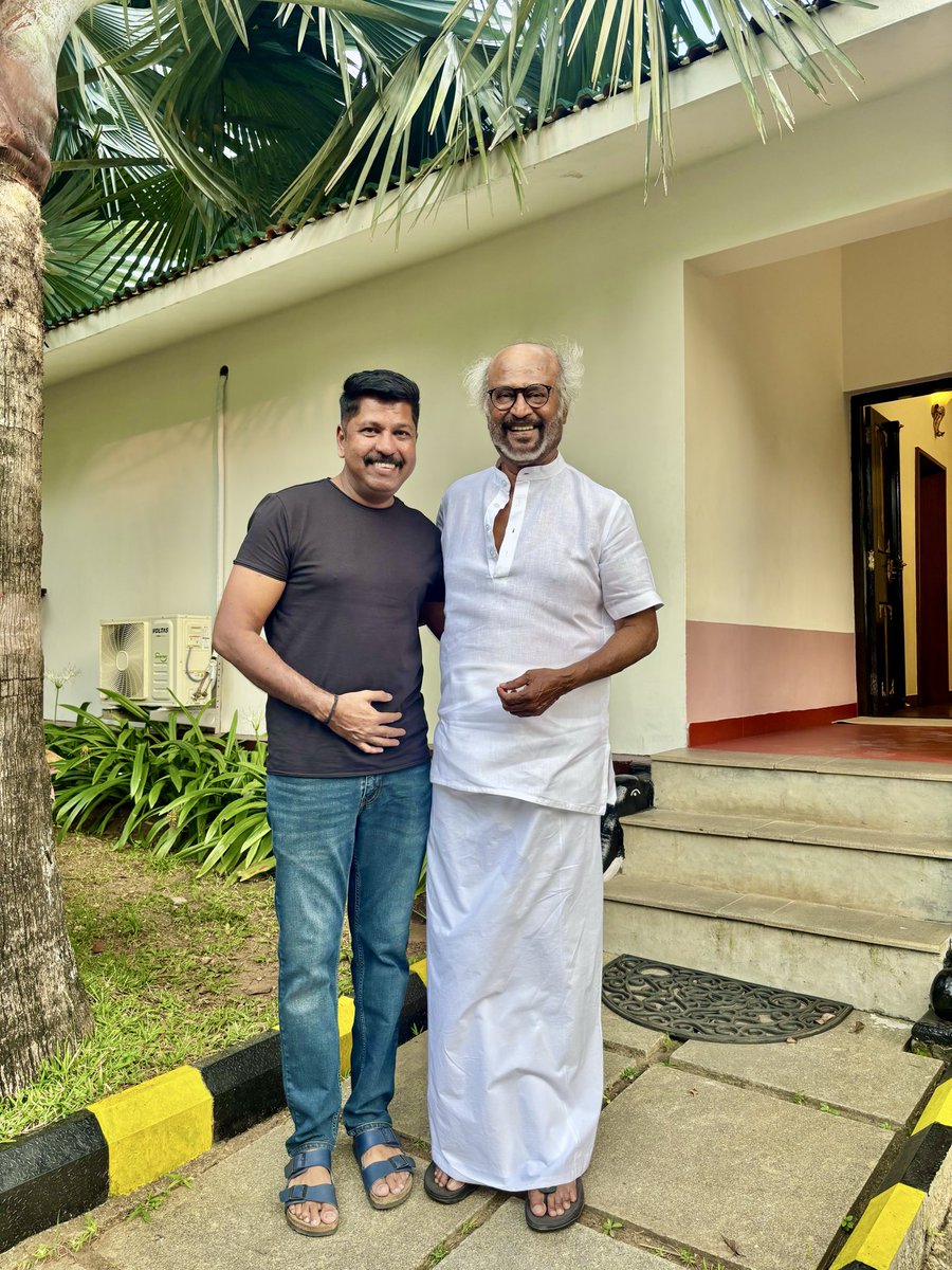 rajini_mano's tweet photo. எனக்கு நினைவு தெரிந்த நாட்களில் இருந்து நான் ரஜினி ரசிகன். 

என் வாழ்க்கையின் பல தருணங்களை ஞாபகம் வைத்துக்கொள்ள, அந்த சமயத்தில் வந்த ரஜினி படங்கள்தான் காரணம். ஒவ்வொரு ரஜினி படத்தையும் முதல்நாள் பார்த்த அனுபவமும், அன்று நான் அணிந்திருந்த உடையும் இன்றும் ஞாபகம் இருக்கிறது. 

என் வாழ்க்கையில் மிக அதிக , மிக நீண்ட காலம் மிக சந்தோசமான அனுபவங்களை கொடுத்த மனிதர்களில் ரஜினிகாந்த் பிரதானமாக வருவார் . 
சூப்பர் ஸ்டார் , ஸ்டைல் மன்னன், தலைவர் என எப்படி அழைத்தாலும், “ரஜினிகாந்த் “ என்று உச்சரிக்கும் போது வரும் ஒரு கெத்தும் , நெருக்கமும் வேறு எந்த அடைமொழிக்கும் இல்லை. 

70s, 80s Kidsகளுக்கு மட்டுமே தெரியும் , “ரஜினிகாந்த்” என்கிற வார்த்தைக்கு ஈடாக உலக சினிமாவில் பெயரே இல்லை என்பது. 

யார் வேண்டுமானாலும் சூப்பர்ஸ்டார், தலைவர் என தங்களை கூறிக்கொள்லலாம். ஆனால் ரஜினிகாந்த் என்கிற வார்த்தை இல்லையென்றால், இரண்டு அடைமொழியும் டம்மி. 

எனக்கு மிகப்பிடித்த ரஜினி, 80களின் ரஜினிதான். ஆனால் உலகத்திலேயே புரியாத விசயம் என்னவென்றால், எப்படி 80ல் என்னை ரஜினிகாந்த் ஆக்கிரமித்திருந்தாரோ, அதே போல் எப்படி இன்றும் ஆக்கிரமித்திருக்கிறார் என்பது ? 

ரஜினி விசயத்தில் மட்டுமே நான் இன்னும் 10 வயது சிறுவனாகவே இருக்கிறேன். நான் என் சிறுவன் வாழ்க்கையை, இளைஞன் வாழ்க்கையை வாழ்வது ரஜினிகாந்த் சம்பந்தப்பட்ட விசயங்களில் மட்டும்தான். எதை பற்றியும் கவலைபடாமல் நான் என்னை வெளிக்காட்டிக்கொள்வது ரஜினிகாந்த் விசயத்தில் மட்டும்தான், என் வயது, தொழில், சமூக, பொருளாதார சூழல் என அனைத்தும் அடிபட்டு போய், 80களின் குதூகலமான ரசிகனாக வாழ்கிறேன். எவ்வளவு பேரால், சிறு வயதில் செய்ததை இன்றும் செய்து , அதை உலகத்துக்கு காட்டி மகிழ முடியும் ? பெருமை படமுடியும் ? ரஜினி ரசிகனை தவிர வேற எவனாலும் இது முடியாது . 

ரஜினி மட்டுமே , Global CEOக்கள், தொழிலதிபர்கள், உலக தலைவர்கள், அரசியல் தலைவர்கள், பெண்கள், கிரிக்கெட் வீரர்கள், இந்திய உச்ச நட்சத்திரங்கள், என அனைவரையும் “நான் ரஜினி ரசிகன்” என சொல்வதை அவர்களுக்கு பெருமையாக இருக்கிற மாதிரி வைத்திருக்கிறார். 

75 வயது ….
50 வருடமாக உச்சத்தில்…

உலகத்தில் எந்த துறையிலும் இப்படி ஒருவர் , பிறக்கவுமில்லை, வாழவுமில்லை. தலைமுறைகள் தாண்டி நேசிக்கப்படும் ஒரே மனிதன். 

ரஜினிகாந்த் கடவுளால் நேரடியாக பூமிக்கு அனுப்பிவைக்கப்பட்ட மனிதன். மிகச் சிறந்த மனிதன். 

அந்த மாபெரும் மனிதனை தொட்டு, கட்டியணைத்து அந்த சக்தியை , 4 முறை உணர்ந்திருக்கிறேன் . எந்த மனிதனிடமும் இல்லாத ஒரு Aura அது. அவரை சந்தித்தவர்கள் மட்டுமே உணரக்கூடிய உணர்வு அது. சுற்று சூழ்நிலைகள் மறந்துவிடும், ஒரு 600 MM F2.8 Lens Cameraவில் Shoot செய்வதை போல, ரஜினியை தவிர மீதி எல்லாமே நம் கண்களுக்கு “ Blur” ஆகும். கண்கள் இமைக்க மறுக்கும். கால்களுக்கு ஒரே திசைதான் தெரியும். கைகள் அனக்கொண்டா போல , அவரை தழுவ காத்திருக்கும், பசி மறையும், தாகம் தெரியாது. வாழ்கையே திடீரென நல்லதாகிப்போன மாதிரி ஒரு உணர்வு வரும். பார்த்து வந்த பின்னரும் மனதில் நேர்மறையான எண்ணங்களும், செயலுமே ஆக்கிரமித்திருக்கும். 

அடுத்த நாள் ஒரு உணர்வு வரும். ஏதோ , ஒருநாள் மட்டும் நாம் வேறு உலகத்து போய் வந்திருக்கிறோம் என்பதை மாதிரி உணர்வு. அந்த உலகத்தில் “ ரஜினிகாந்த் “ மட்டுமே இருந்தார். 

இனிய பிறந்தநாள் வாழ்த்துக்கள் தலைவா 💐💐💐 . நீ கடவுளின் படைப்பு. உனக்கு கெடுதல் நினைத்த எவரும் நன்றாக வாழ்ந்ததாக சரித்திரம் இல்லை. 

மனிதன் சாதனை படைக்கலாம். ஆனால் சாதனை மனிதனை படைத்தது ஒரே முறைதான். 
அதுதான் “ ரஜினிகாந்த் “ 

#HBDSuperstarRajinikanth 
#Rajinikanth 
#SuperstarRajinikanth 
#50YearsOfRAJINISM 
#Padayappa 
#PadayappaReturns 

@rajinikanth @soundaryaarajni @RIAZtheboss