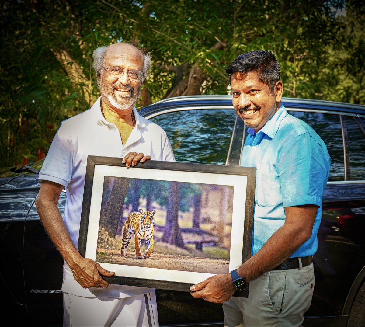 rajini_mano's tweet photo. எனக்கு நினைவு தெரிந்த நாட்களில் இருந்து நான் ரஜினி ரசிகன். 

என் வாழ்க்கையின் பல தருணங்களை ஞாபகம் வைத்துக்கொள்ள, அந்த சமயத்தில் வந்த ரஜினி படங்கள்தான் காரணம். ஒவ்வொரு ரஜினி படத்தையும் முதல்நாள் பார்த்த அனுபவமும், அன்று நான் அணிந்திருந்த உடையும் இன்றும் ஞாபகம் இருக்கிறது. 

என் வாழ்க்கையில் மிக அதிக , மிக நீண்ட காலம் மிக சந்தோசமான அனுபவங்களை கொடுத்த மனிதர்களில் ரஜினிகாந்த் பிரதானமாக வருவார் . 
சூப்பர் ஸ்டார் , ஸ்டைல் மன்னன், தலைவர் என எப்படி அழைத்தாலும், “ரஜினிகாந்த் “ என்று உச்சரிக்கும் போது வரும் ஒரு கெத்தும் , நெருக்கமும் வேறு எந்த அடைமொழிக்கும் இல்லை. 

70s, 80s Kidsகளுக்கு மட்டுமே தெரியும் , “ரஜினிகாந்த்” என்கிற வார்த்தைக்கு ஈடாக உலக சினிமாவில் பெயரே இல்லை என்பது. 

யார் வேண்டுமானாலும் சூப்பர்ஸ்டார், தலைவர் என தங்களை கூறிக்கொள்லலாம். ஆனால் ரஜினிகாந்த் என்கிற வார்த்தை இல்லையென்றால், இரண்டு அடைமொழியும் டம்மி. 

எனக்கு மிகப்பிடித்த ரஜினி, 80களின் ரஜினிதான். ஆனால் உலகத்திலேயே புரியாத விசயம் என்னவென்றால், எப்படி 80ல் என்னை ரஜினிகாந்த் ஆக்கிரமித்திருந்தாரோ, அதே போல் எப்படி இன்றும் ஆக்கிரமித்திருக்கிறார் என்பது ? 

ரஜினி விசயத்தில் மட்டுமே நான் இன்னும் 10 வயது சிறுவனாகவே இருக்கிறேன். நான் என் சிறுவன் வாழ்க்கையை, இளைஞன் வாழ்க்கையை வாழ்வது ரஜினிகாந்த் சம்பந்தப்பட்ட விசயங்களில் மட்டும்தான். எதை பற்றியும் கவலைபடாமல் நான் என்னை வெளிக்காட்டிக்கொள்வது ரஜினிகாந்த் விசயத்தில் மட்டும்தான், என் வயது, தொழில், சமூக, பொருளாதார சூழல் என அனைத்தும் அடிபட்டு போய், 80களின் குதூகலமான ரசிகனாக வாழ்கிறேன். எவ்வளவு பேரால், சிறு வயதில் செய்ததை இன்றும் செய்து , அதை உலகத்துக்கு காட்டி மகிழ முடியும் ? பெருமை படமுடியும் ? ரஜினி ரசிகனை தவிர வேற எவனாலும் இது முடியாது . 

ரஜினி மட்டுமே , Global CEOக்கள், தொழிலதிபர்கள், உலக தலைவர்கள், அரசியல் தலைவர்கள், பெண்கள், கிரிக்கெட் வீரர்கள், இந்திய உச்ச நட்சத்திரங்கள், என அனைவரையும் “நான் ரஜினி ரசிகன்” என சொல்வதை அவர்களுக்கு பெருமையாக இருக்கிற மாதிரி வைத்திருக்கிறார். 

75 வயது ….
50 வருடமாக உச்சத்தில்…

உலகத்தில் எந்த துறையிலும் இப்படி ஒருவர் , பிறக்கவுமில்லை, வாழவுமில்லை. தலைமுறைகள் தாண்டி நேசிக்கப்படும் ஒரே மனிதன். 

ரஜினிகாந்த் கடவுளால் நேரடியாக பூமிக்கு அனுப்பிவைக்கப்பட்ட மனிதன். மிகச் சிறந்த மனிதன். 

அந்த மாபெரும் மனிதனை தொட்டு, கட்டியணைத்து அந்த சக்தியை , 4 முறை உணர்ந்திருக்கிறேன் . எந்த மனிதனிடமும் இல்லாத ஒரு Aura அது. அவரை சந்தித்தவர்கள் மட்டுமே உணரக்கூடிய உணர்வு அது. சுற்று சூழ்நிலைகள் மறந்துவிடும், ஒரு 600 MM F2.8 Lens Cameraவில் Shoot செய்வதை போல, ரஜினியை தவிர மீதி எல்லாமே நம் கண்களுக்கு “ Blur” ஆகும். கண்கள் இமைக்க மறுக்கும். கால்களுக்கு ஒரே திசைதான் தெரியும். கைகள் அனக்கொண்டா போல , அவரை தழுவ காத்திருக்கும், பசி மறையும், தாகம் தெரியாது. வாழ்கையே திடீரென நல்லதாகிப்போன மாதிரி ஒரு உணர்வு வரும். பார்த்து வந்த பின்னரும் மனதில் நேர்மறையான எண்ணங்களும், செயலுமே ஆக்கிரமித்திருக்கும். 

அடுத்த நாள் ஒரு உணர்வு வரும். ஏதோ , ஒருநாள் மட்டும் நாம் வேறு உலகத்து போய் வந்திருக்கிறோம் என்பதை மாதிரி உணர்வு. அந்த உலகத்தில் “ ரஜினிகாந்த் “ மட்டுமே இருந்தார். 

இனிய பிறந்தநாள் வாழ்த்துக்கள் தலைவா 💐💐💐 . நீ கடவுளின் படைப்பு. உனக்கு கெடுதல் நினைத்த எவரும் நன்றாக வாழ்ந்ததாக சரித்திரம் இல்லை. 

மனிதன் சாதனை படைக்கலாம். ஆனால் சாதனை மனிதனை படைத்தது ஒரே முறைதான். 
அதுதான் “ ரஜினிகாந்த் “ 

#HBDSuperstarRajinikanth 
#Rajinikanth 
#SuperstarRajinikanth 
#50YearsOfRAJINISM 
#Padayappa 
#PadayappaReturns 

@rajinikanth @soundaryaarajni @RIAZtheboss