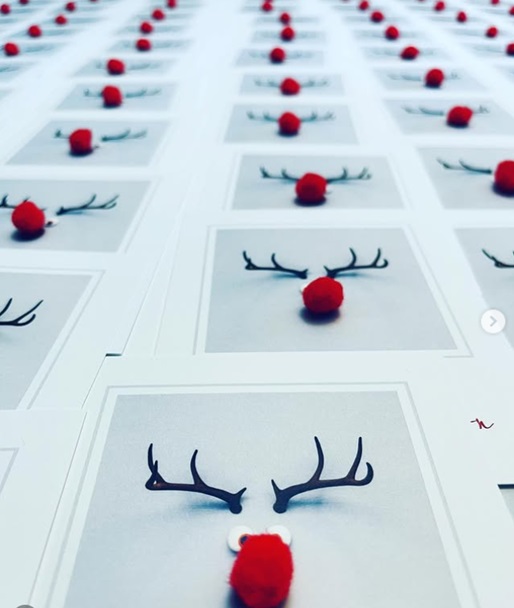 AstroPaper's tweet image. We’re obsessed with these minimalist + dimensional Rudolph cards created by @woopaperieandpress! That perfect pop-pom nose? Chef’s kiss. Astro stocks the uncoated sheets that make pieces like this shine!
#PoweredByPaper #AstroPaper #PaperInspires #HolidayCards #PrintMagic