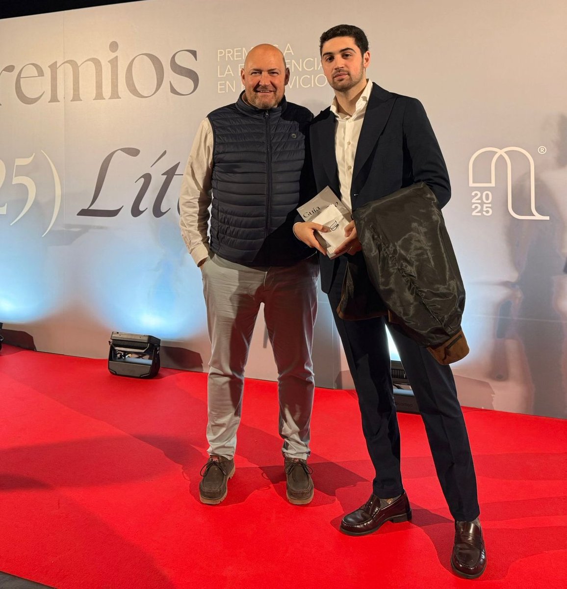 Recojo junto al hereu <a href="/Gonzalonp8_/">Gonzalo Navidades</a> un premio a la excelencia del servicio de Sala. Siempre tuve claro que la Sala de un restaurante se escribe con mayúsculas. 
Gracias equipo, camino de 23años juntos.  Gracias <a href="/HosteleriaMad/">Hostelería Madrid</a> 
#premioslito2025