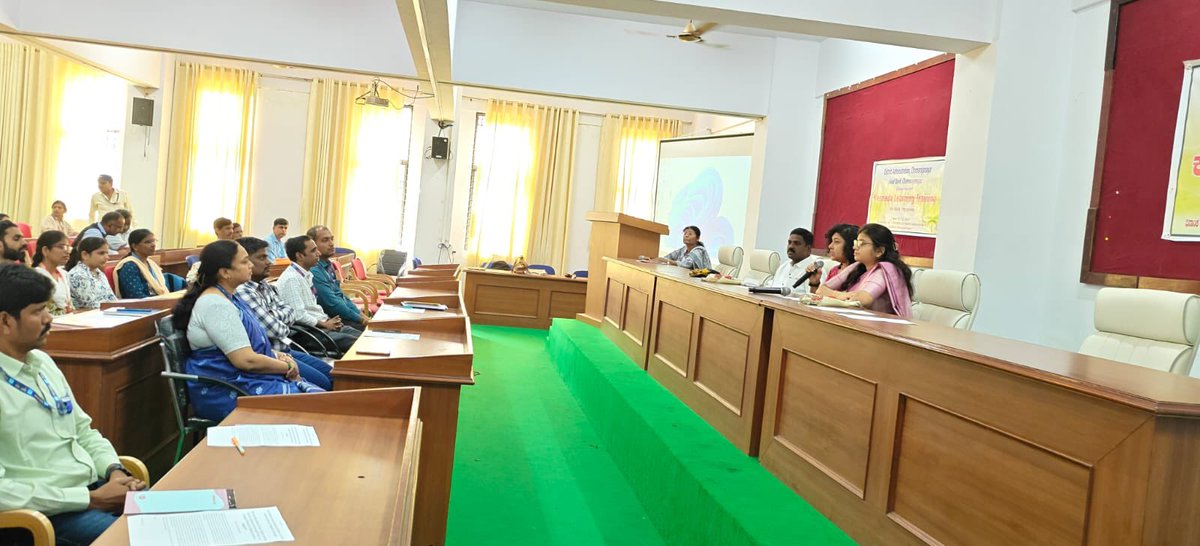 dcchnagar's tweet photo. ಕನ್ನಡ ಭಾಷೆಯಲ್ಲಿಯೇ ವ್ಯವಹರಿಸಿ ಗ್ರಾಹಕರ ವಿಶ್ವಾಸಗಳಿಸಿ : ಬ್ಯಾಂಕ್ ಅಧಿಕಾರಿ ಸಿಬ್ಬಂದಿಗೆ ಜಿಲ್ಲಾಧಿಕಾರಿ ಶಿಲ್ಪಾ ನಾಗ್ ಕರೆ

https://t.co/Zz6QlDqRO0

#Chamarajanagar #KannadaLanguage #BankStaffTraining #LeadBank #KannadaMatadona #KannadaForAll #BankingService #GoodGovernance #KannadaFirst https://t.co/R2SX9Ui7Dh