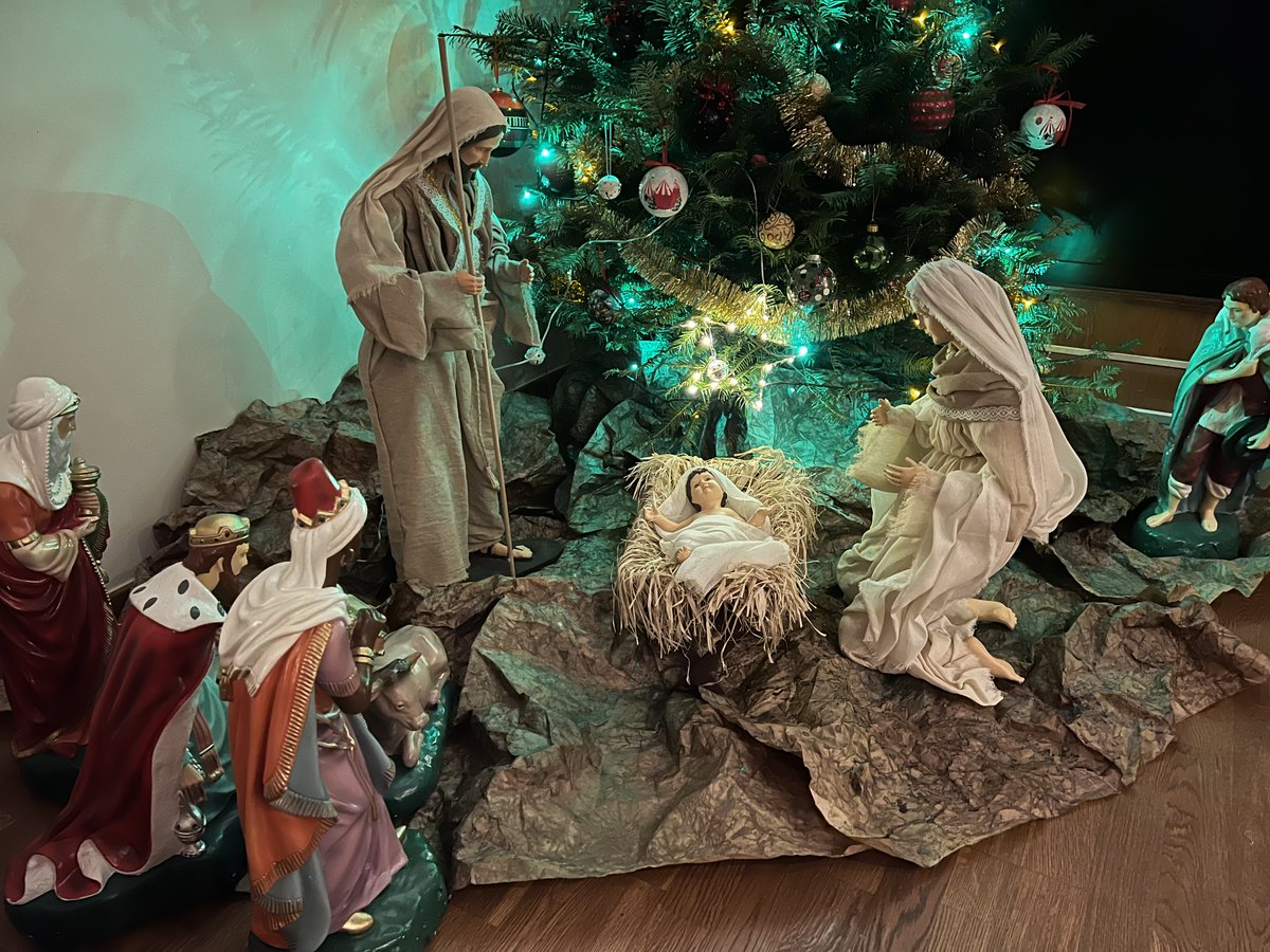 espacetrevisse's tweet photo. https://t.co/WHFvXXs0sq Notre Crèche de Metz pour toute l'équipe de Face à l'info à l'attention de Christine Kelly et ses Mousquetaires https://t.co/e8Y3DnT542