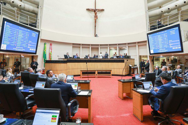 choquei's tweet image. 🚨BRASIL: Santa Catarina aprovou o encerramento das cotas raciais nas universidades estaduais.