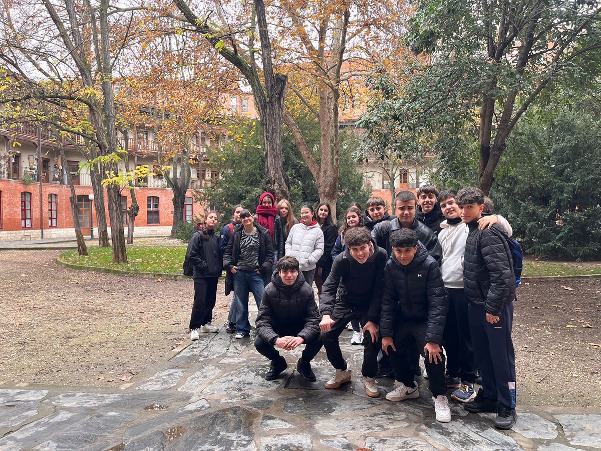 📚🏛️ El grupo de 4º ESO de Cultura Clásica ha realizado un recorrido histórico y mitológico por <a href="/AyuntamientoVLL/">Ayto. de Valladolid</a> , explicando a sus compañeros los edificios y esculturas más emblemáticos de la ciudad. Aprender así sabe mejor. ✨🗺️

#TovarCulturaClásica