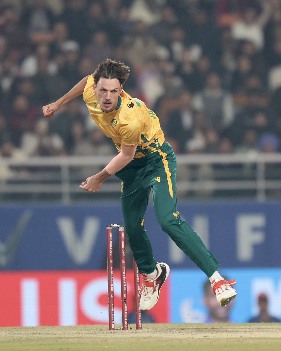ProteasMenCSA's tweet photo. Into the death of the chase! ☠️

India reach 123/5 after 15 overs, still needing 91 runs to clinch victory. 🏏

#TheProteas Men are looking to tighten their lines and apply maximum pressure in this crucial final phase. 💪🇿🇦

#Unbreakable https://t.co/SYkvjGbWim