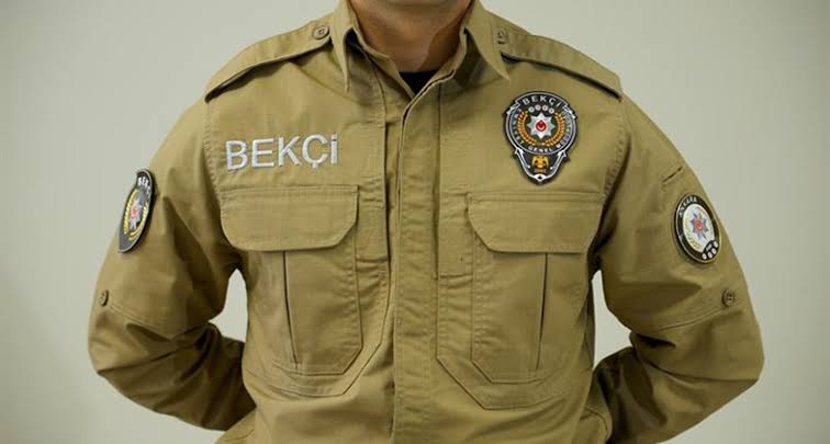 ÇARŞI VE MAHALLE BEKÇİSİ İNTİHAR ETTİ!

İzmir Dikili Şehit Cemil Koç Polis Merkezi Amirliğinde görev yapan 967... sicilli çarşı ve mahalle bekçisi H. B. intihar ederek yaşamına son vermiş.

Allah rahmet eylesin, mekanı cennet olsun.