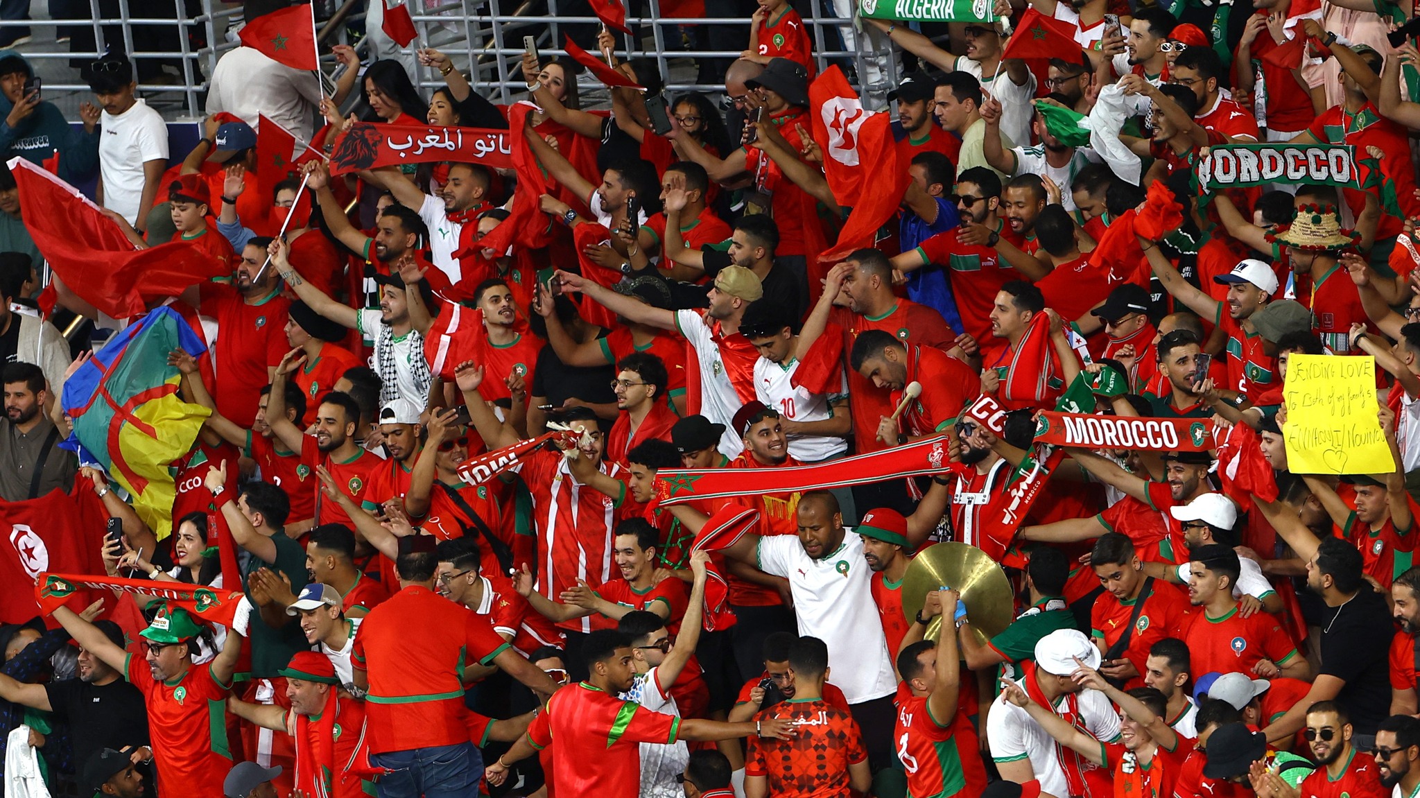 الاحتفالات مازالت مستمرة بين لاعبي منتخب المغرب والجماهير بعد التأهل إلى نصف نهائي كأس العرب 