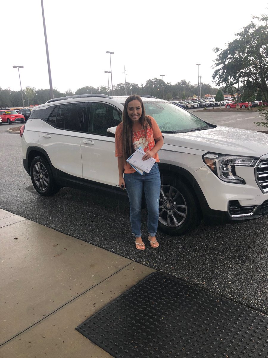 PhillipsBuickGM's tweet image. SalesPRO Bam Niblack met with Shelby and her dad when they purchased a 2022 GMC Terrain SLT. It was raining &amp;amp; she was so happy she even took pictures in the rain. We're here for you no matter the weather! 🌦️ #usedcardealer #usedcars #usedcarsnearme #gmcterrain #phillipsbuickgmc