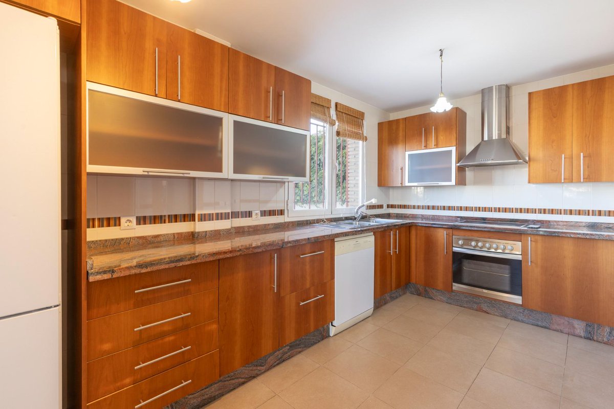 InHouseArmilla's tweet photo. ¿Quieres vivir en #Granada? No busques más:

* 4 habitaciones
* 2 baños
* Garaje para 3 vehículos
* A 5 minutos del C.C. Serrallo 

https://t.co/jM4ni0FgMS https://t.co/7Z0DUTuR7A