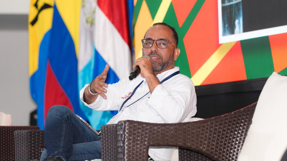 fonturcol's tweet photo. 1/2 “La línea que nos ha dado la ministra @MincomercioCo Diana Marcela Morales (@DianaMoralesR1 ) es clara: trabajar con los territorios desde su esencia. En el #GobiernoDelCambio todo es posible cuando hay presencia real, escucha y participación comunitaria. Ese es el camino para fortalecer las economías locales y construir, de verdad, #ElPaísDeLaBelleza”, Jenner Gil Mejía (@JennerGil ), gerente de @FonturCol durante la II Cumbre de los Pueblos del Caribe Occidental.