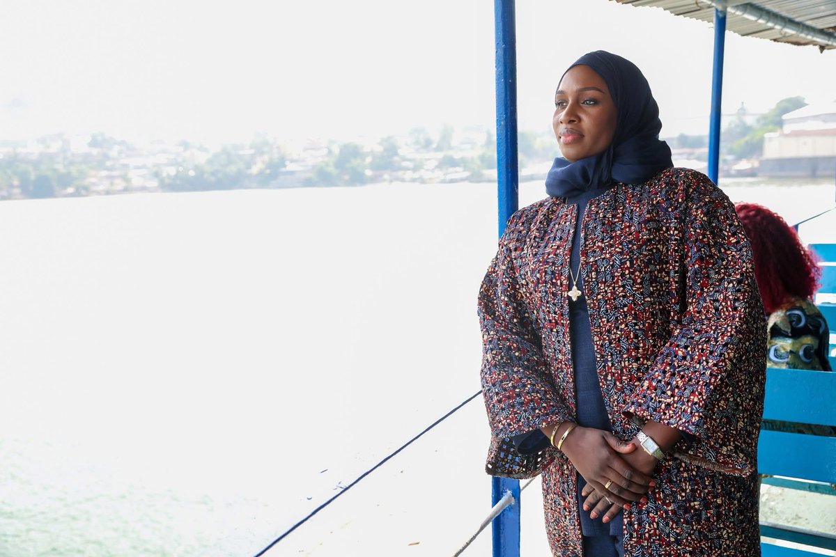 abro_abraham_'s tweet image. La Première Dame du Sénégal a quitté Dakar avec la Première Dame du Cap-Vert, Mme Debora Carvalho, pour participer en Sierra Leone au lancement officiel de la campagne #BuildingResilience 2025-2027, à l’invitation de la Première Dame sierra-léonaise, Dr Fatima Maada Bio.