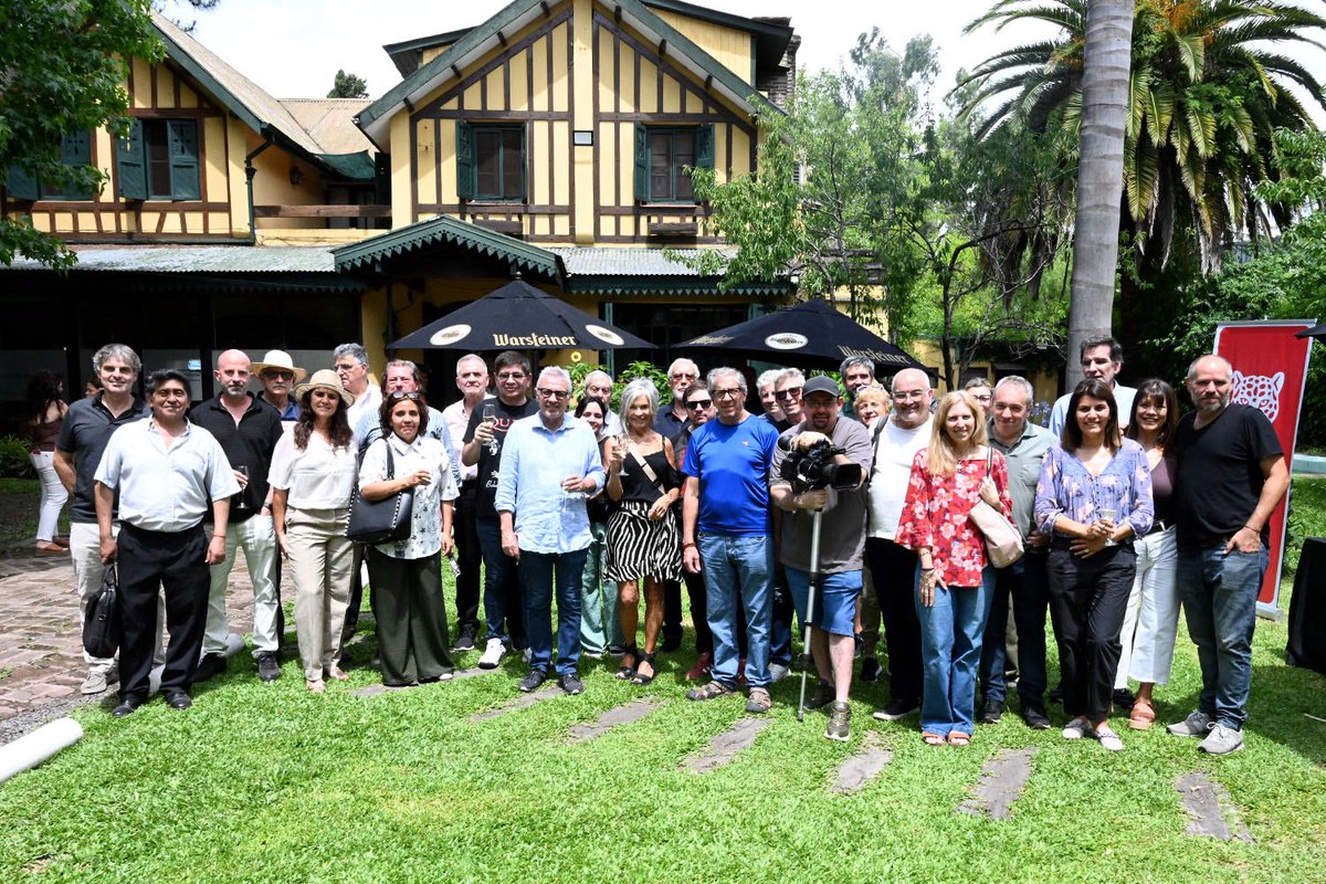 GiselaLZamora's tweet photo. Acompañé el brindis de fin de año junto a trabajadores y trabajadoras de prensa de distintos medios locales que trabajaron diariamente para informar a nuestra comunidad. ¡Felices fiestas! 🎉 https://t.co/1sWEEkPD3a