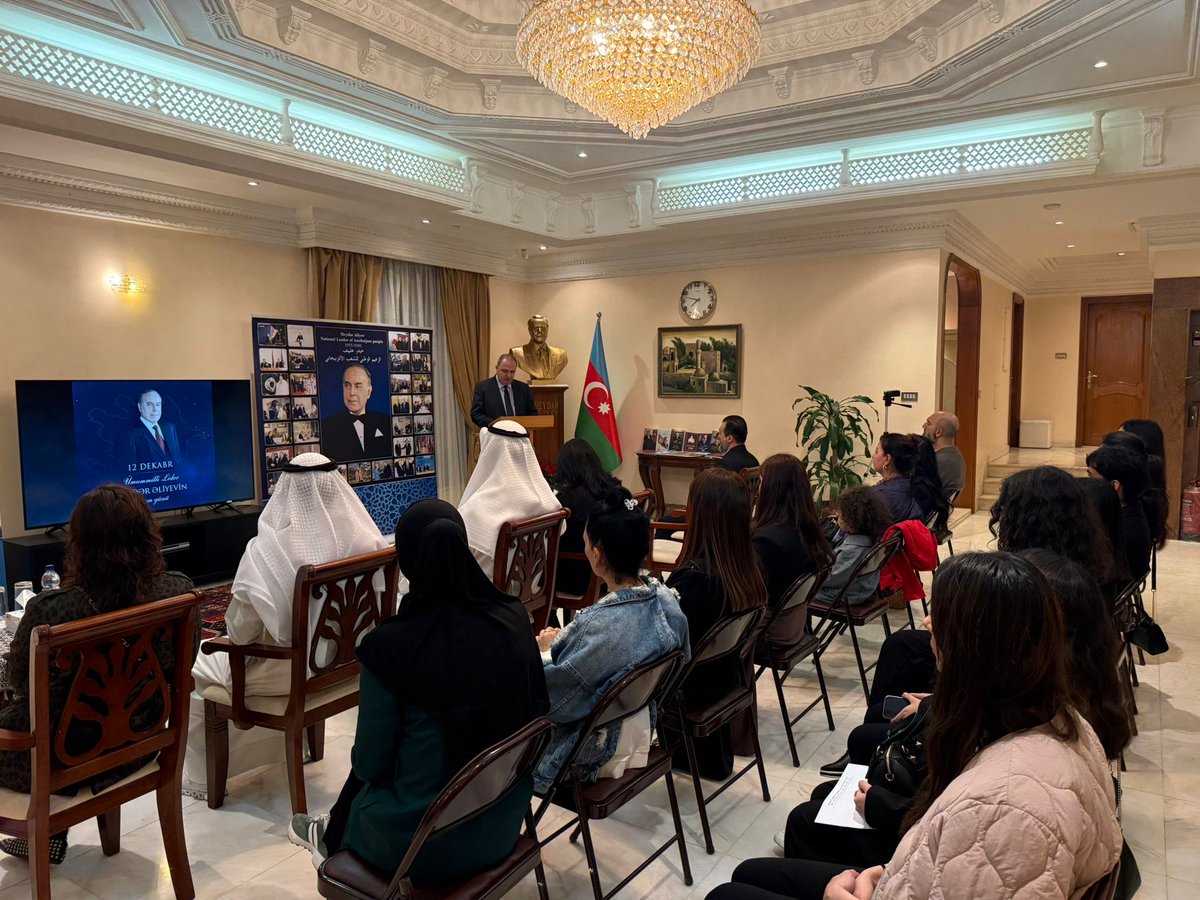 AzEmbKuwait's tweet image. أُقيمت فعالية تذكارية في سفارة أذربيجان في الكويت بمشاركة مواطنين أذربيجانيين وكويتيين إحياءً للذكرى الثانية والعشرين لرحيل الزعيم الوطني للشعب الأذربيجاني حيدر علييف.