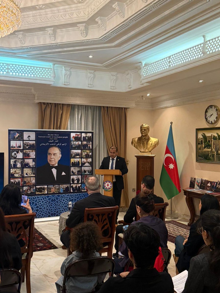 AzEmbKuwait's tweet image. أُقيمت فعالية تذكارية في سفارة أذربيجان في الكويت بمشاركة مواطنين أذربيجانيين وكويتيين إحياءً للذكرى الثانية والعشرين لرحيل الزعيم الوطني للشعب الأذربيجاني حيدر علييف.