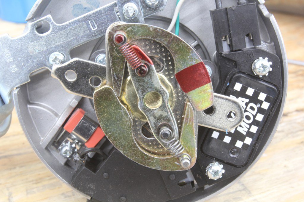 davepl1968's tweet image. The mechanical/centrifugal advance mechanism in every distributor made for about the first 100 years of the automobile is a genius marvel of engineering.

At a given temperature and pressure, the combustion in the engine is going to take a set amount of time, and it&apos;s largely…