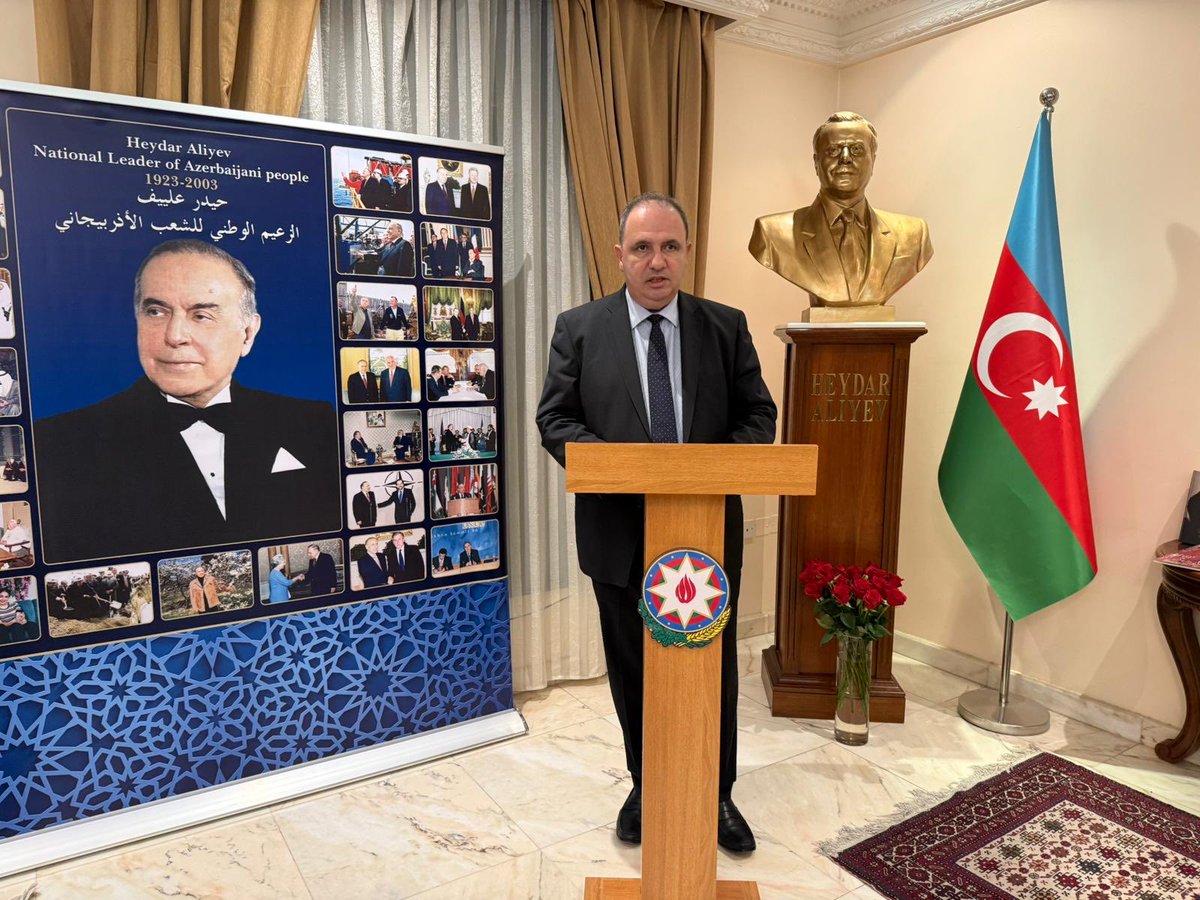 AzEmbKuwait's tweet image. Azərbaycan xalqının Ümummilli Lideri Heydər Əliyevin vəfatının 22-ci ildönümü münasibətilə Azərbaycanın Küveytdəki Səfirliyində azərbaycanlı və küveytli vətəndaşların iştirakı ilə anım tədbiri keçirilib.