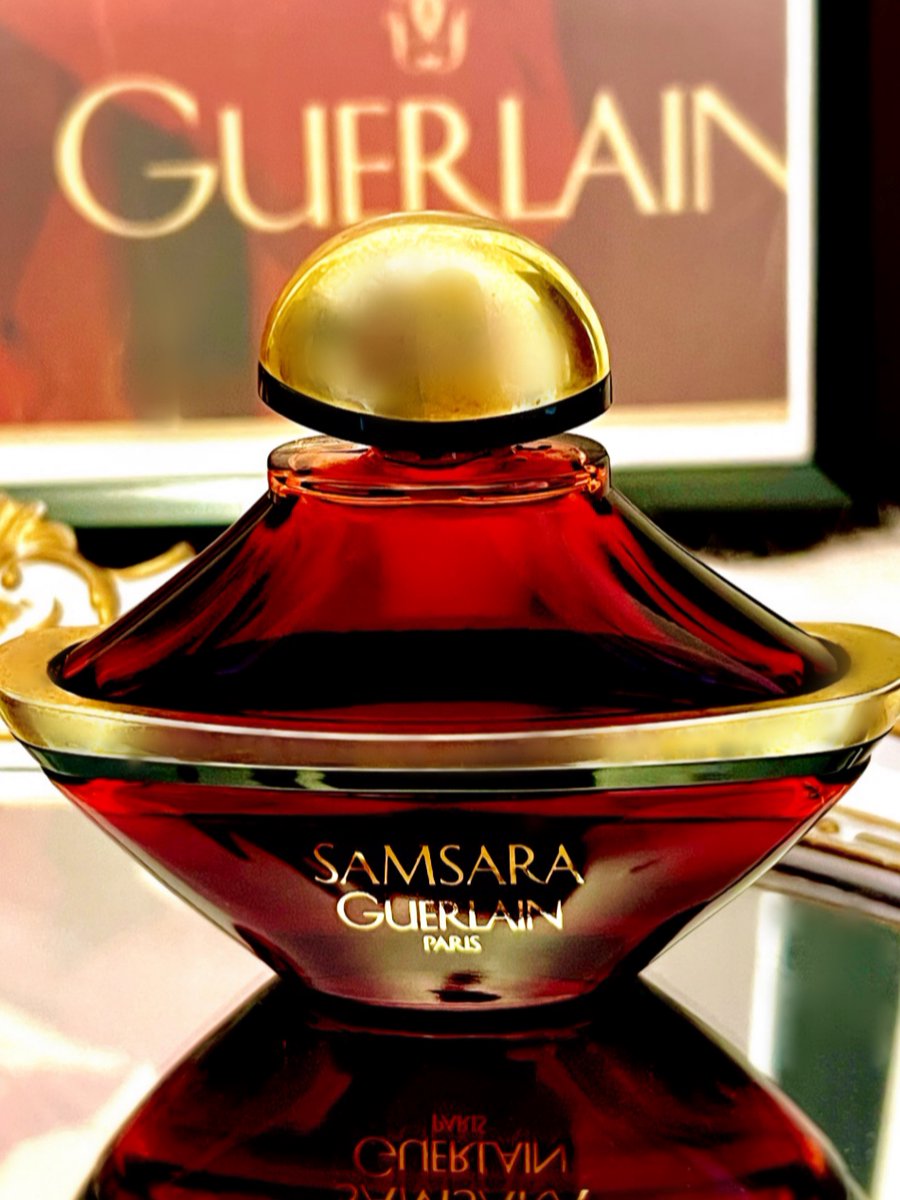 深い赤と金。見つめるだけで、心がときめく。」 私が好きな赤いボトル