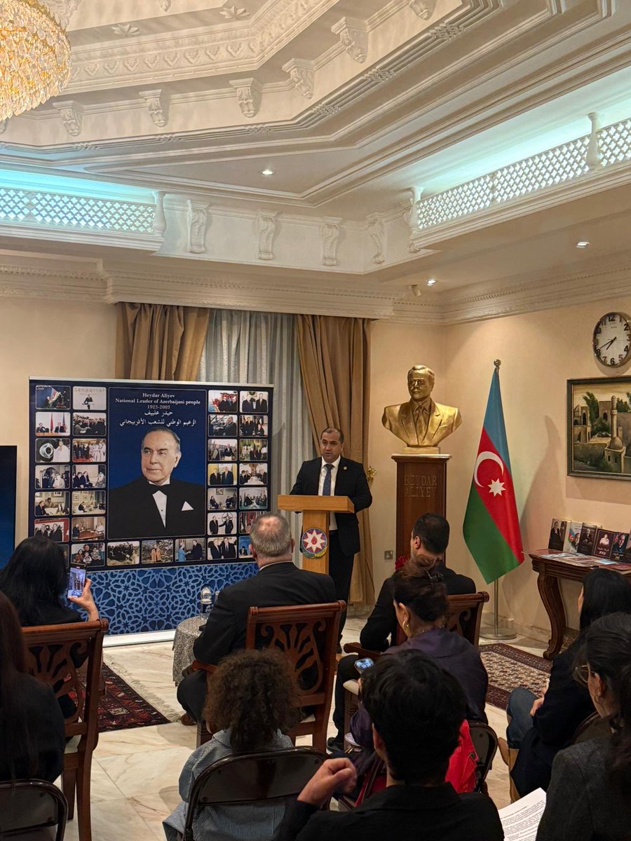 AzEmbKuwait's tweet image. Azərbaycan xalqının Ümummilli Lideri Heydər Əliyevin vəfatının 22-ci ildönümü münasibətilə Azərbaycanın Küveytdəki Səfirliyində azərbaycanlı və küveytli vətəndaşların iştirakı ilə anım tədbiri keçirilib.