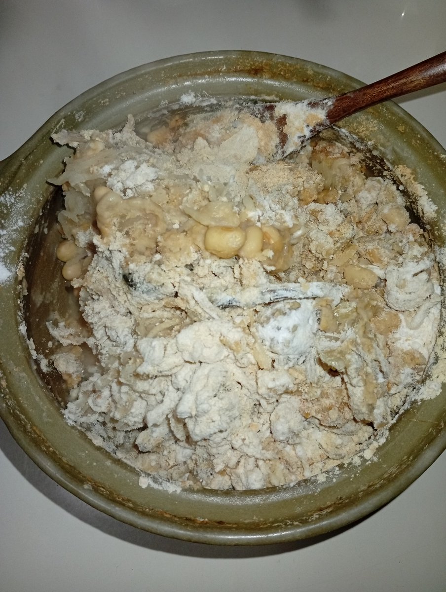 Kakerumarathon's tweet image. おいらのランニングめし、公開。レシピ⇒切干大根、そば、にぼし、水煮大豆、玉ねぎスライスを鍋に入れ沸騰したら、きな粉、米粉、塩を投入してグルグル混ぜて練り状にしたら完成。カオスだけど、これが良い。ちなみに鍋は半年洗ってない。使い続ければカビないという独自理論。