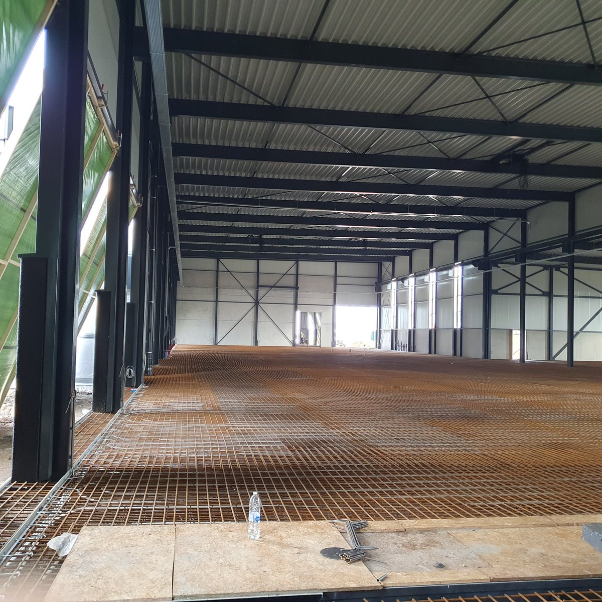 Vloer ligt gereed voor stort betonvloer van bijna 4000 m2 in 3 fasen. Nieuw bedrijfsgebouw in Tholen.