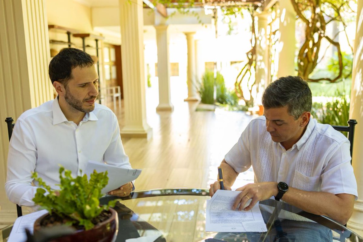 SantiPenap's tweet photo. Promulgamos la Ley Nº 7599, que crea el régimen de generación de energía eléctrica a partir de fuentes renovables no hidráulicas. Con este paso fortalecemos el clima de inversiones en energías limpias y abrimos el camino hacia una matriz más diversificada, competitiva y sostenible.

La nueva ley coloca al sector industrial en el centro de las políticas públicas y de la transicion energética del país: desde ahora se habilita la participacion del sector privado en la generación, compra, venta e incluso exportación de energías renovables de fuentes no hidráulicas.