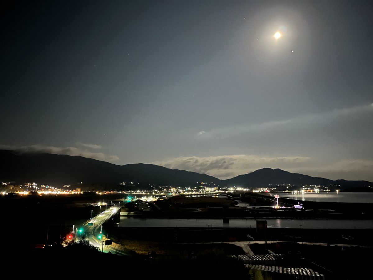 この前の満月の夜、たまたま立ち寄った「今泉復興展望スペース」からの眺めがとても綺麗で、思わずパシャリ。
広田湾と町の灯りがふわっと広がっていて、心が静かになる景色でした。
右下に見えているのが、ライトアップされた奇跡の一本松です。
＃陸前高田　＃岩手　＃奇跡の一本松