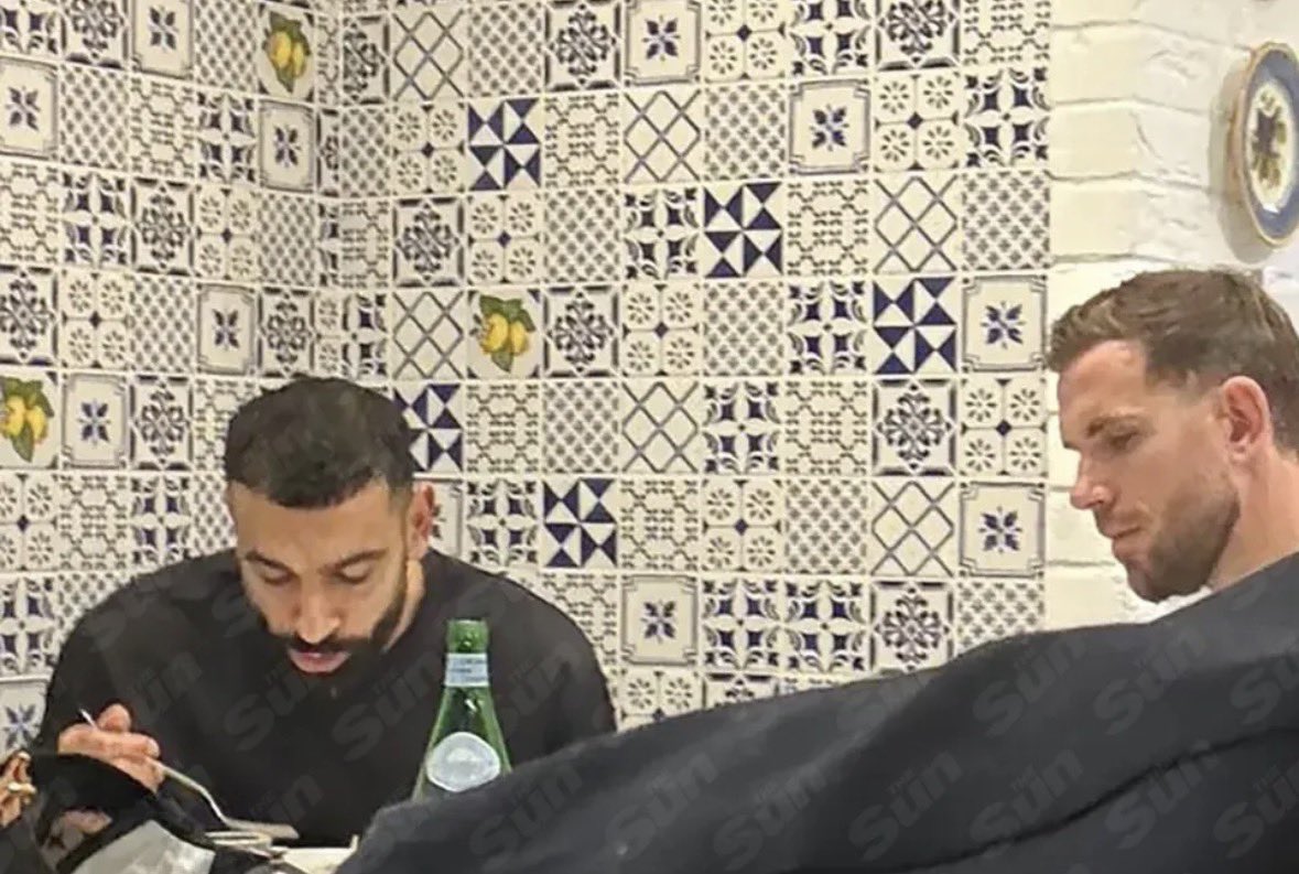 من لقاء جوردان هندرسون ومحمد صلاح. (وكالات)