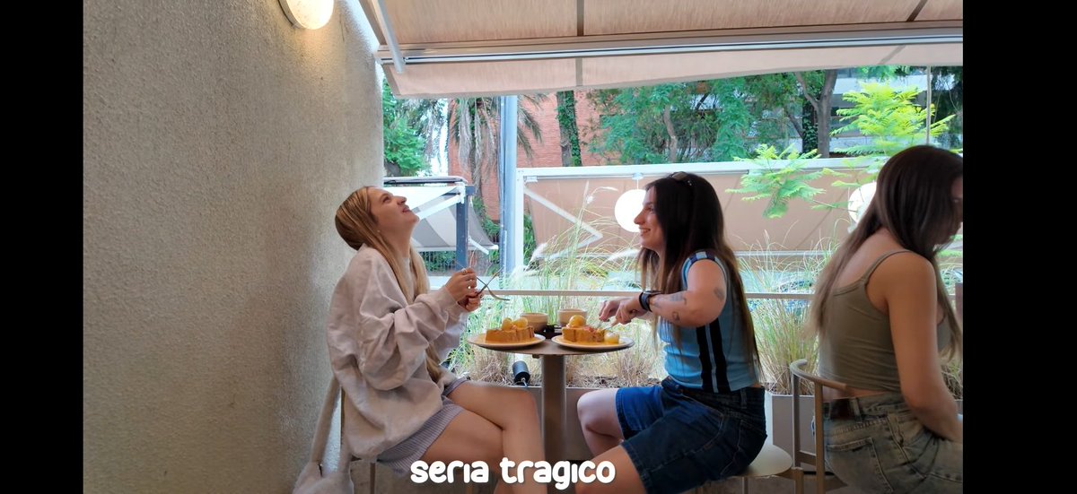 JAJAJAJAJA esq imaginate estar en la primera cita y que te pregunten "vos sos la de youtube que se puso de novia con un maniqui?"