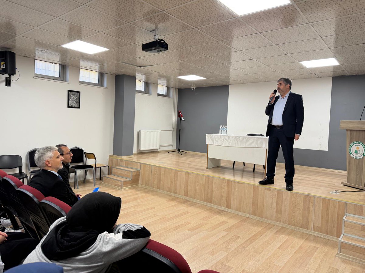 10 Aralık Dünya İnsan Hakları ve Demokrasi haftası etkinlikleri kapsamında okulumuzda yapılan “İnsan Hakları Kapsamında Çocuk Hakları” paneli dezenlendi. Panele Bingöl Baro Başkanı Sayın Yusuf KETENALP öğrencilerimiz ile birlikte oldu. <a href="/YusufKetenalp/">Yusuf Ketenalp</a> <a href="/MustafaOzel66/">Mustafa Özel</a> <a href="/halukcakan12/">HALUK ÇAKAN</a>