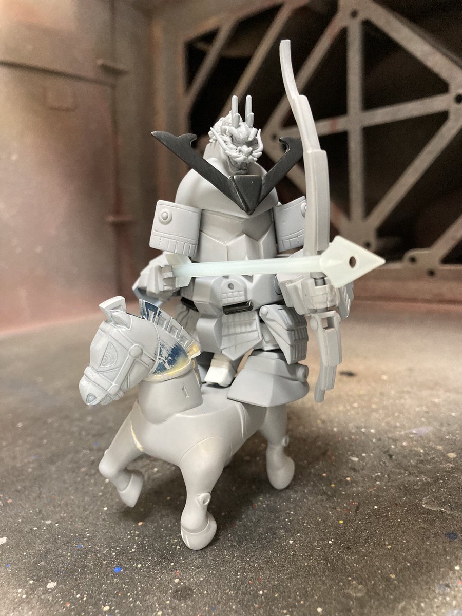 一旦サフを吹きました。
馬のお尻の扁平さが気になったので、サドルの様な物をプラ板で作って載せました。
サドルにはヒンジと磁石を付け、ゼータのお股に固定できる様にしました。
#SDガンダム