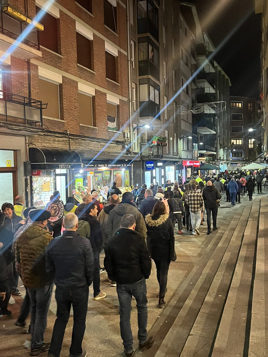 Hemendik gutxira urtea bukatuko da, baina inoiz ez dena bukatuko gure eskualdearen aldeko borroka izango da. Maderas de Llodio-ko langileek egunero irakasten digute galtzen den borroka bakarra ematen ez dena dela. Gora langileen borroka!
